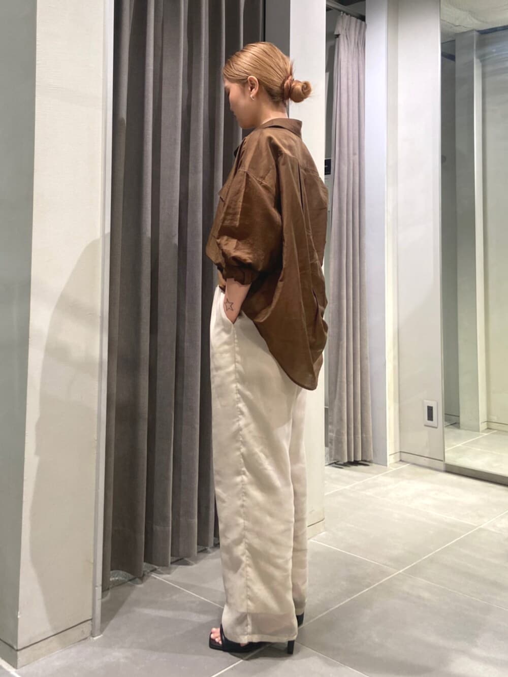 ホワイト系のその他パンツ、ブラック系のサンダル、ブラウン系のシャツ/ブラウスを着用したレディースの夏コーディネートの2枚目の写真