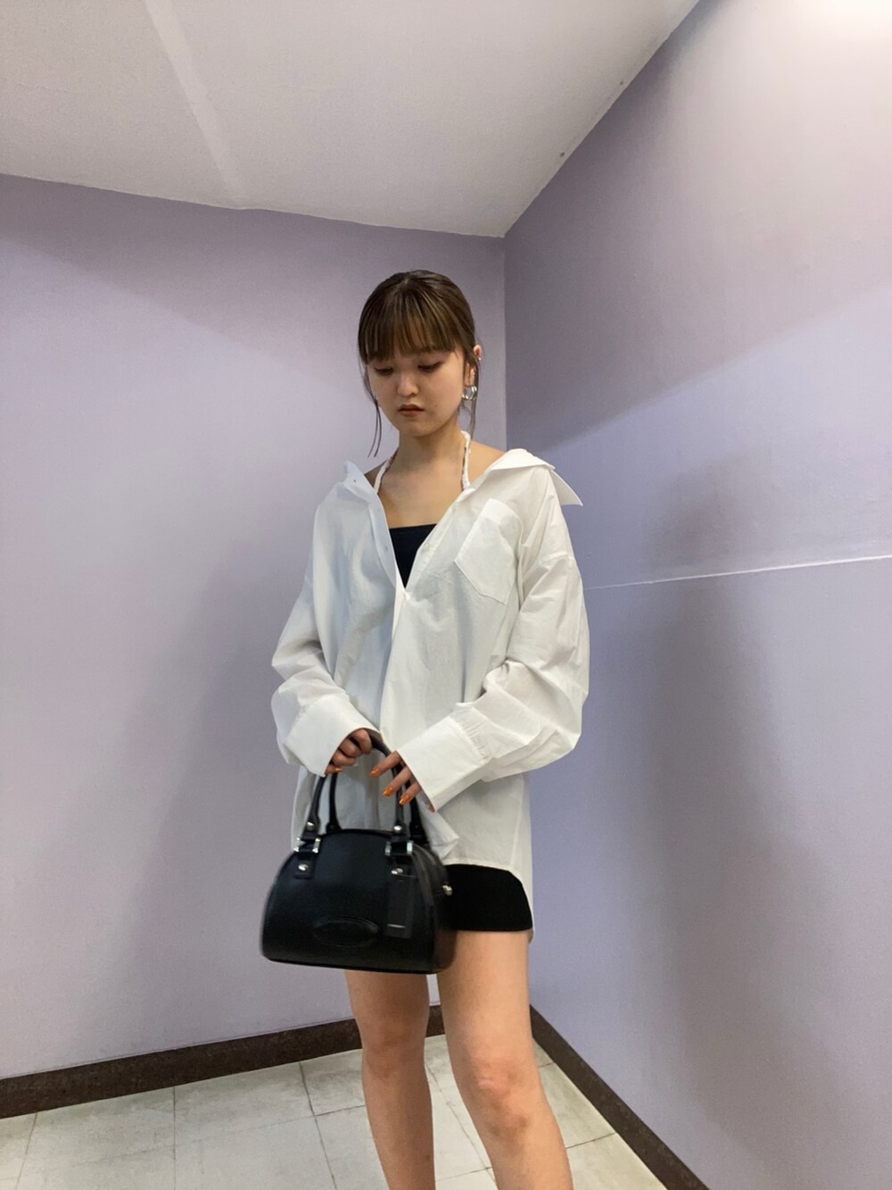 ホワイト系のシャツ/ブラウス、ブラック系のキャミソール、ブラック系のスカートを着用したレディースの春コーディネートの4枚目の写真