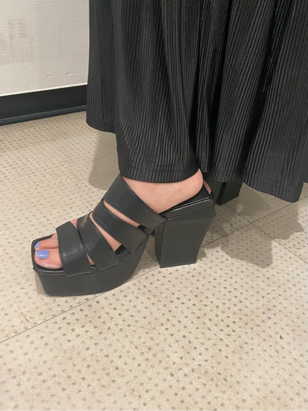 ブラック系のTシャツ/カットソー、ブラック系のサンダル、ブラック系のスカートを着用したレディースの夏コーディネートの7枚目の写真