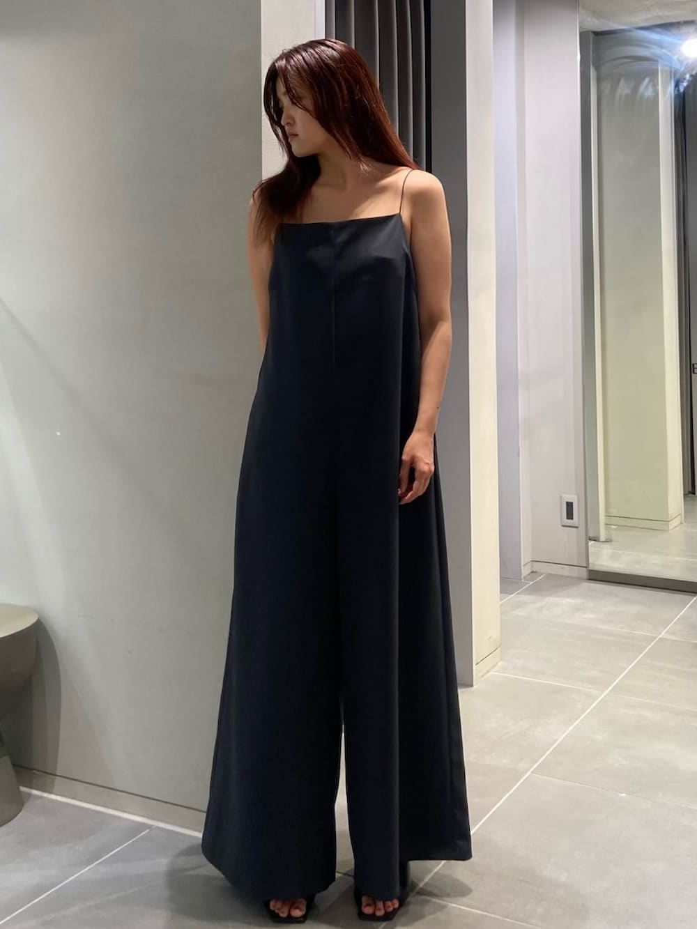 グレー系のテーラードジャケット、グレー系のつなぎ/オールインワン、ブラック系のサンダルを着用したレディースの夏コーディネートの4枚目の写真