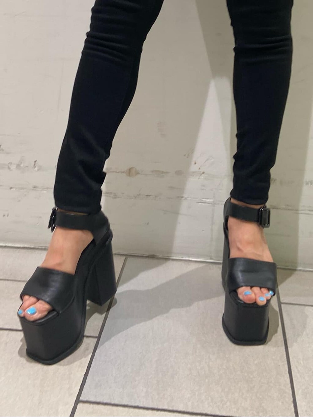 ブラック系のデニムパンツ、ブラック系のサンダル、その他のTシャツ/カットソーを着用したレディースの夏コーディネートの7枚目の写真