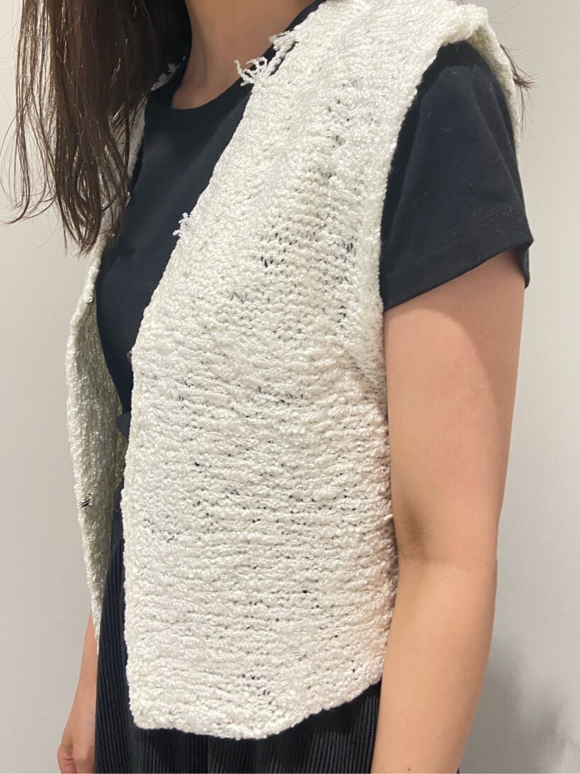 ブラック系のTシャツ/カットソー、ブラック系のサンダル、ブラック系のスカートを着用したレディースの夏コーディネートの5枚目の写真