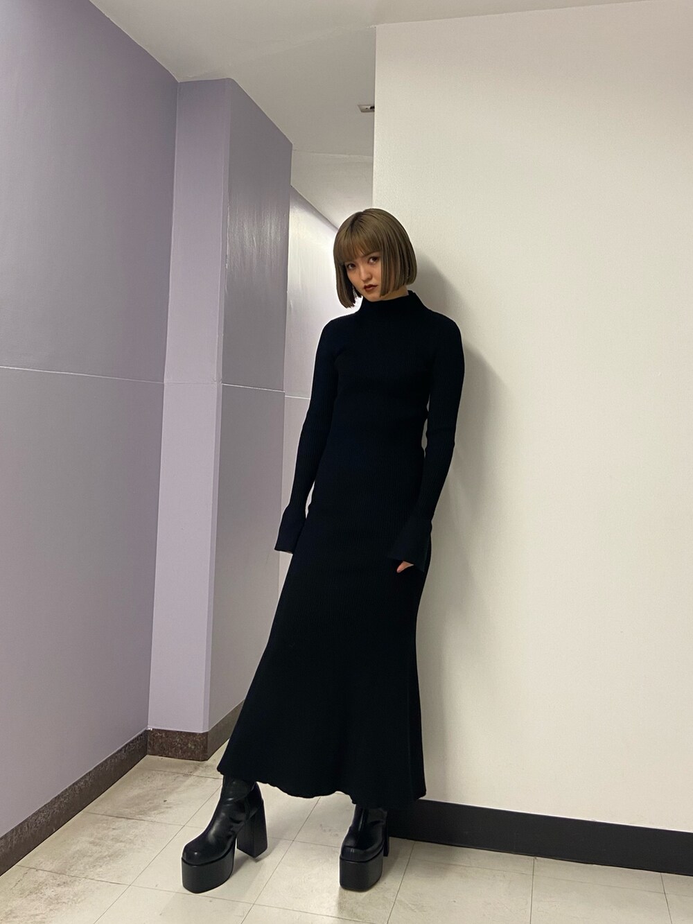 ブラック系のワンピース、ブラック系のブーツを着用したレディースの冬コーディネートの2枚目の写真