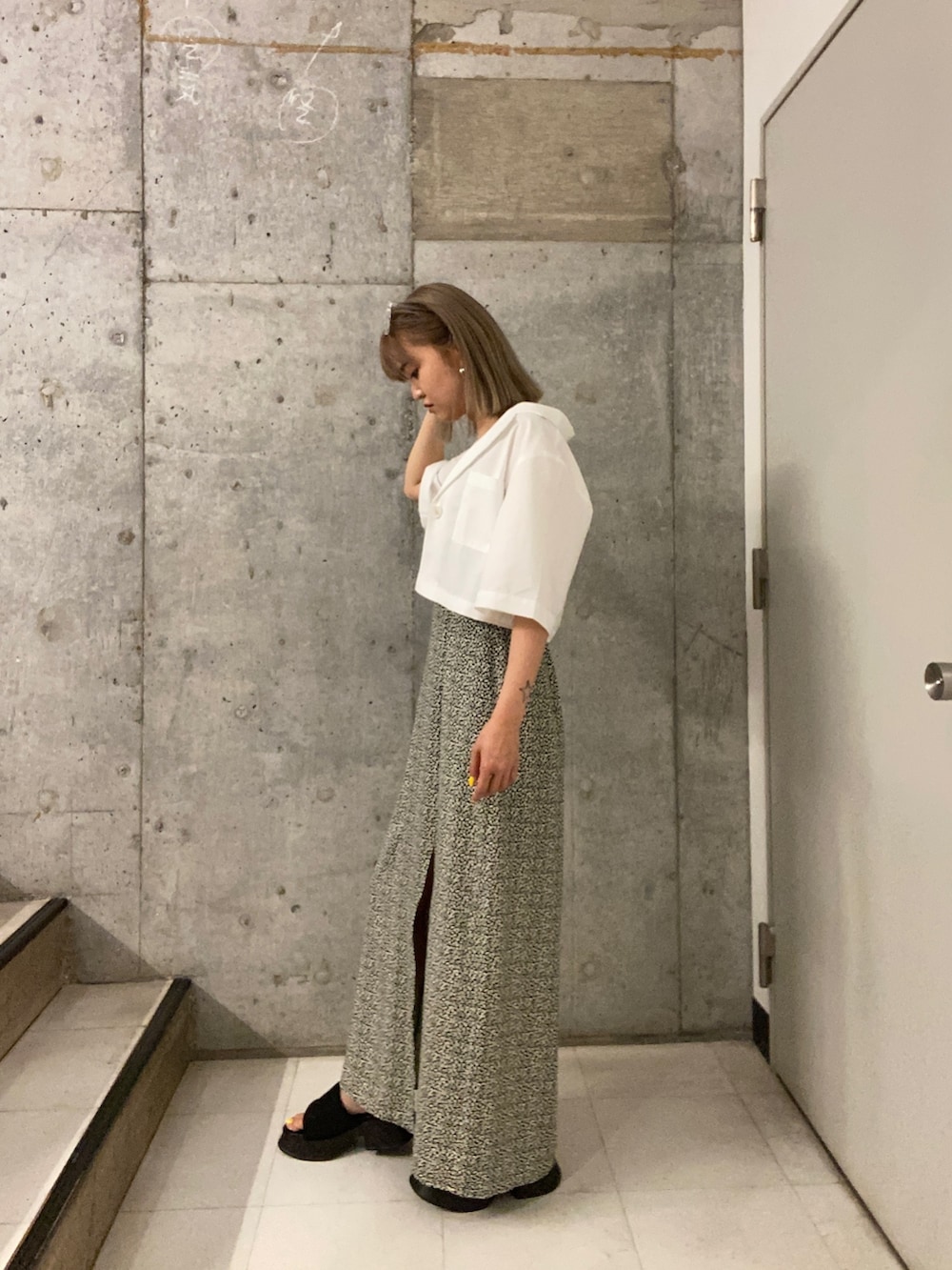 ホワイト系のシャツ/ブラウス、その他のワンピース、ブラック系のサンダルを着用したレディースの春コーディネートの2枚目の写真