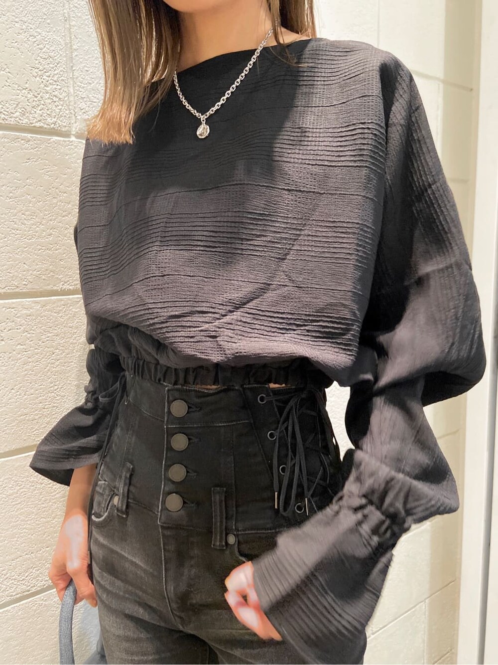 ブラック系のローファー、ブルー系のハンドバッグ、ブラック系のシャツ/ブラウスを着用したレディースの冬コーディネートの5枚目の写真