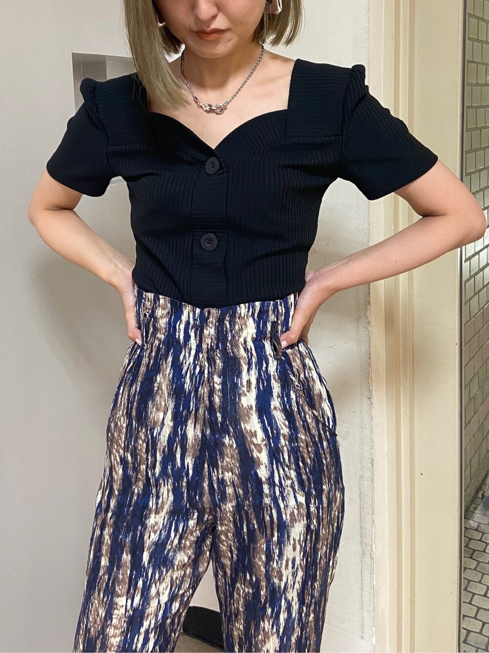 ブラック系のサンダル、その他のその他パンツ、ブラック系のTシャツ/カットソーを着用したレディースの夏コーディネートの2枚目の写真