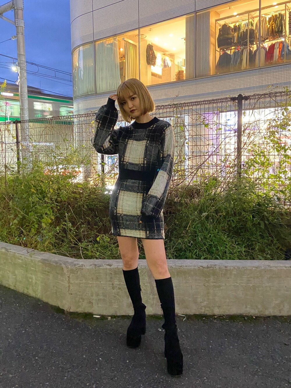 ホワイト系のダウンジャケット/コート、ブラック系のニット/セーター、ブラック系のスカートを着用したレディースの冬コーディネートの4枚目の写真