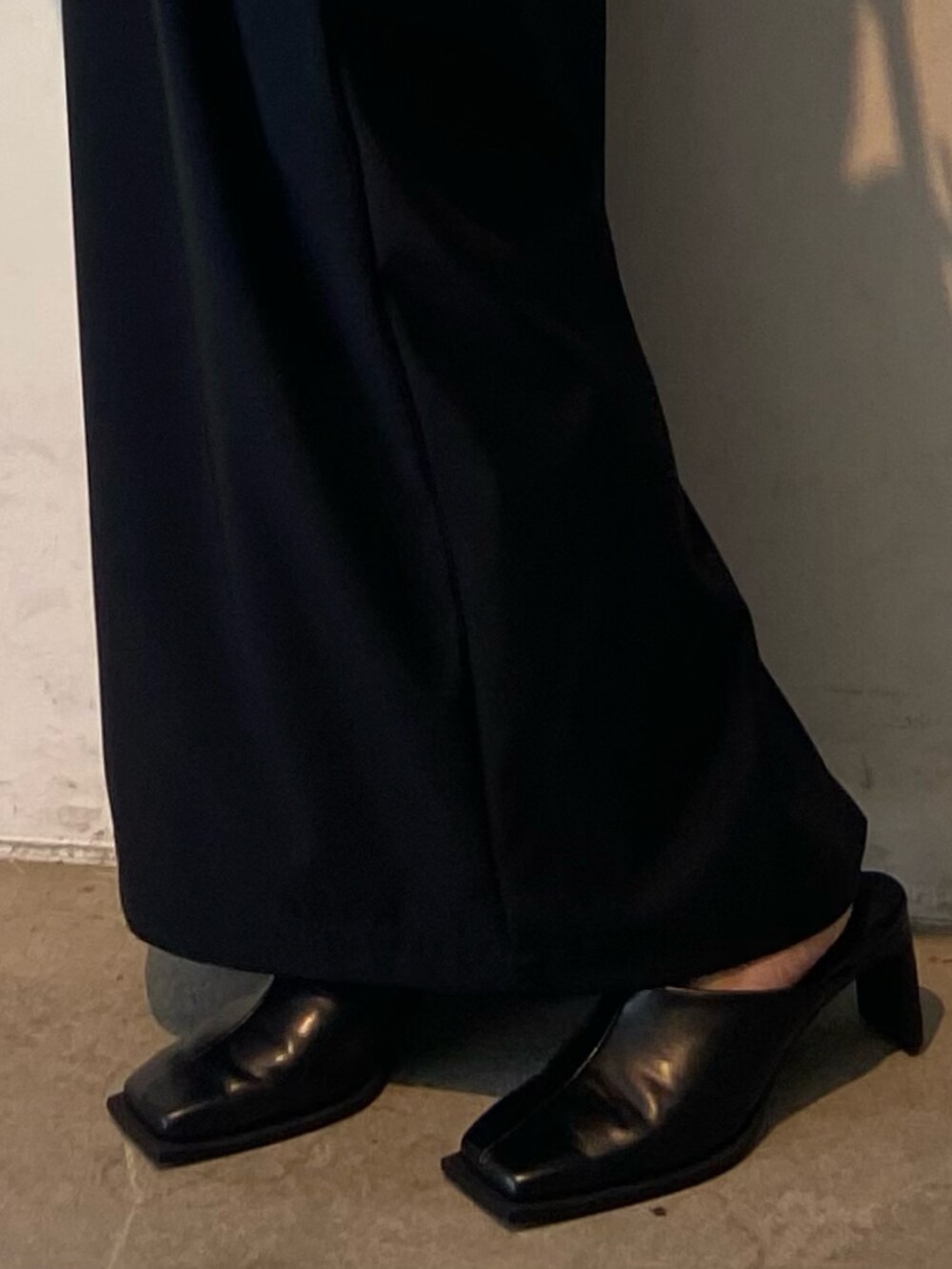 ゴールド系のカーディガン/ボレロ、ブラック系のスカート、ブラック系のサンダルを着用したレディースの冬コーディネートの5枚目の写真