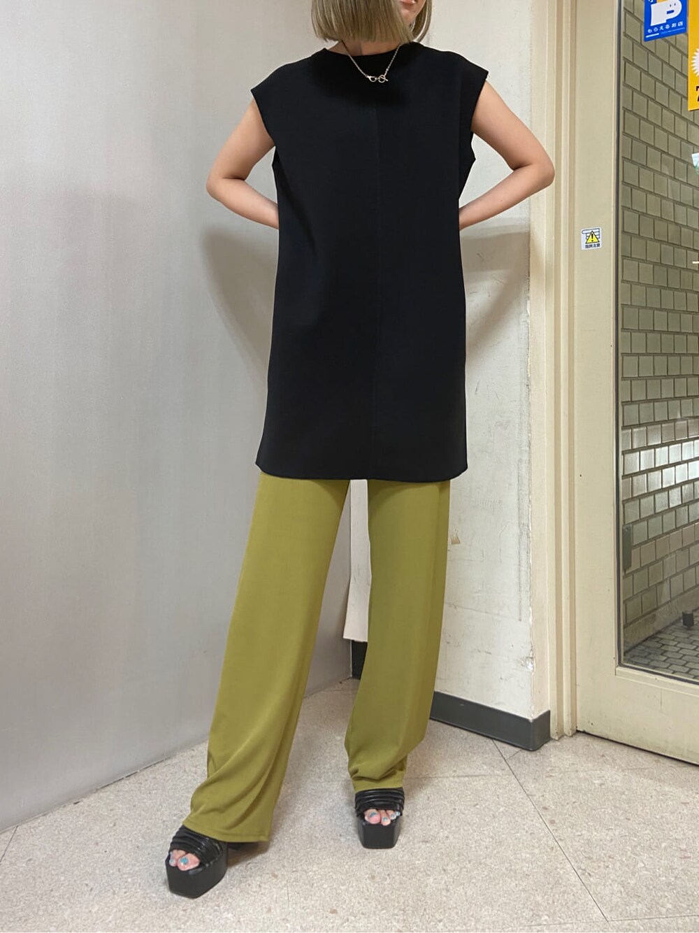 ブラック系のサンダル、ブラック系のワンピース、イエロー系のその他パンツを着用したレディースの夏コーディネートの6枚目の写真