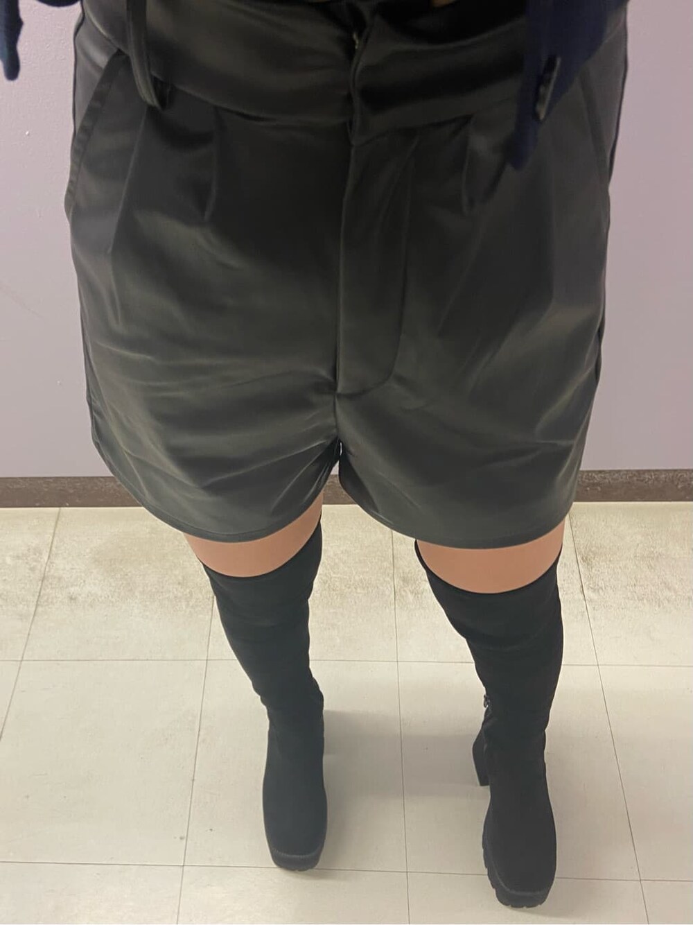 ブラック系のその他パンツ、ブラック系のブーツ、グレー系のTシャツ/カットソーを着用したレディースの秋コーディネートの6枚目の写真