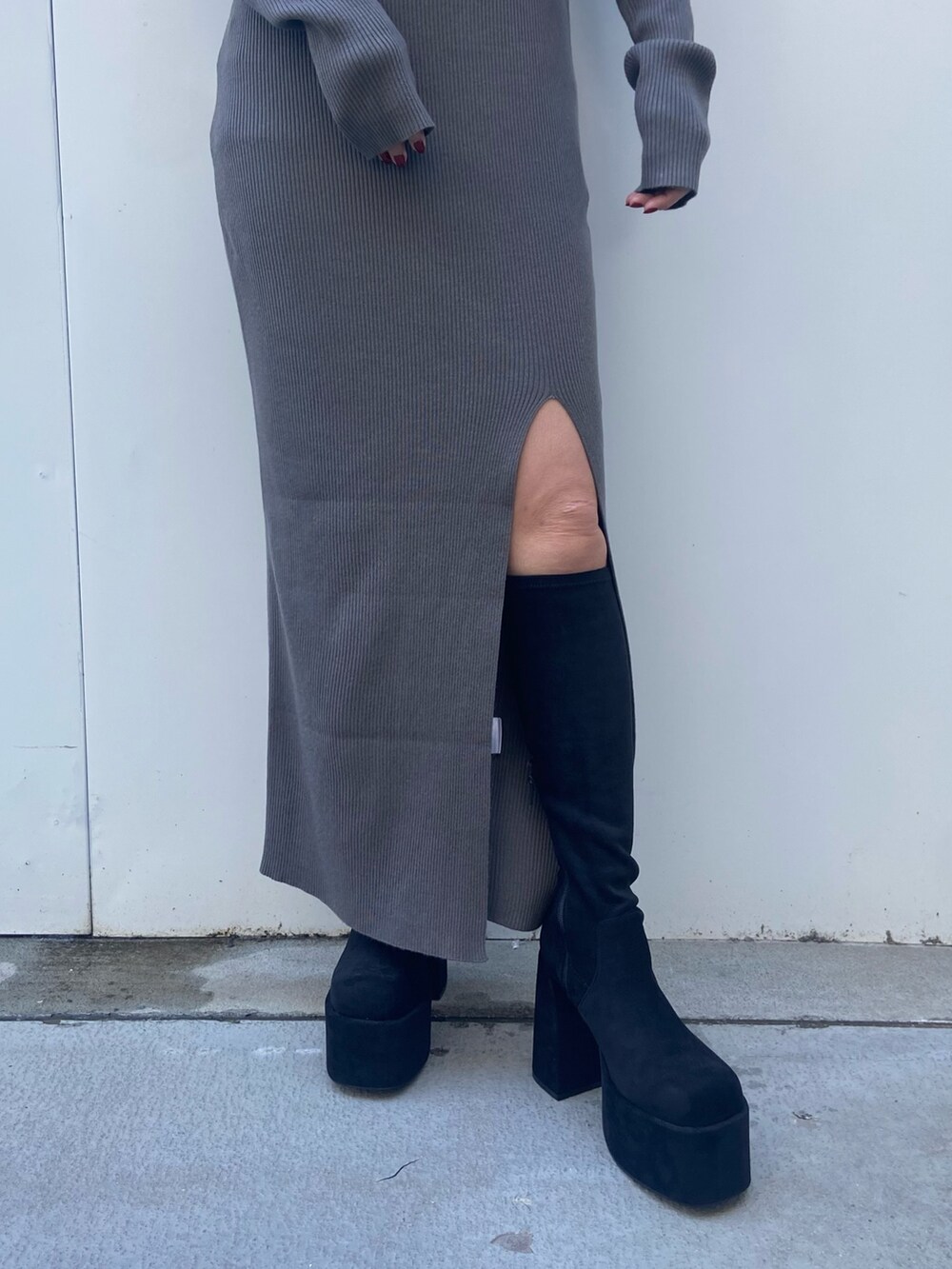 ブラック系のブーツ、ブラック系のブーツを着用したレディースの冬コーディネートの5枚目の写真