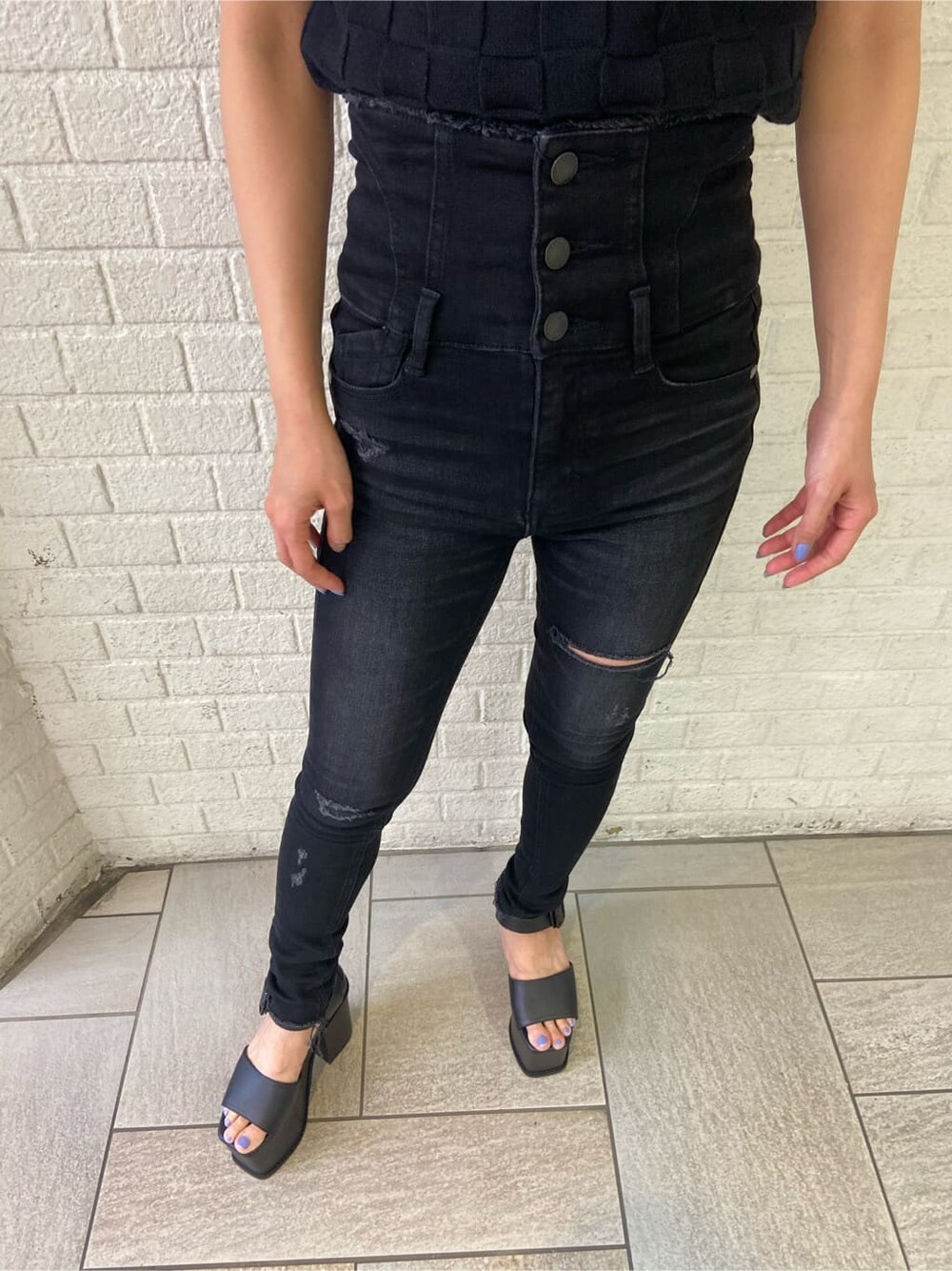 ブラック系のサンダル、ブラック系のタンクトップ、ホワイト系のTシャツ/カットソーを着用したレディースの春コーディネートの7枚目の写真