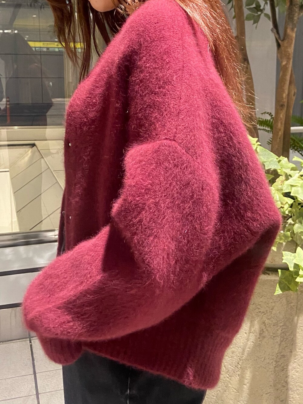 レッド系のカーディガン/ボレロ、ブラック系のデニムパンツ、シルバー系のローファーを着用したレディースの夏コーディネートの6枚目の写真