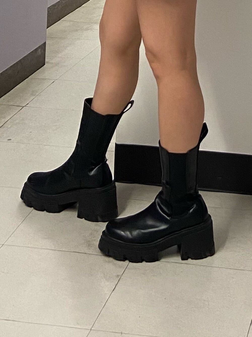 その他のカーディガン/ボレロ、その他のその他パンツ、ブラック系のブーツを着用したレディースの秋コーディネートの7枚目の写真