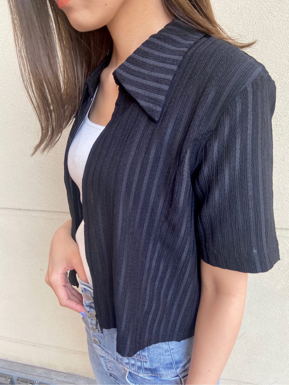 ブルー系のデニムパンツ、ホワイト系のタンクトップ、ブラック系のサンダルを着用したレディースの春コーディネートの5枚目の写真