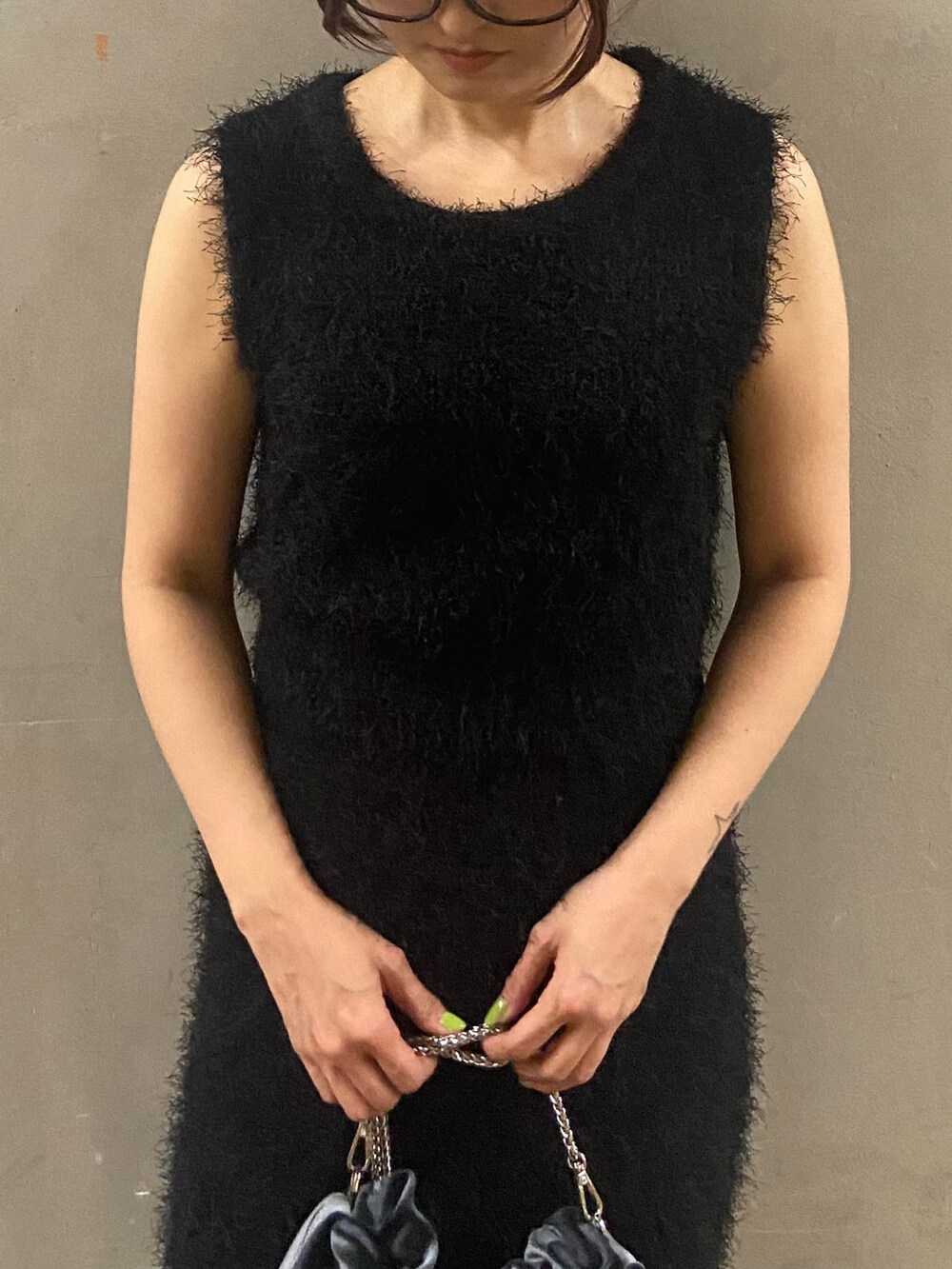 ブラック系のタンクトップ、ブラック系のスカート、ブラック系のサンダルを着用したレディースの夏コーディネートの4枚目の写真