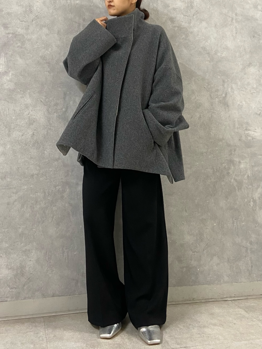 ブラック系のその他パンツ、シルバー系のブーツ、グレー系のその他アウターを着用したレディースの冬コーディネートの5枚目の写真