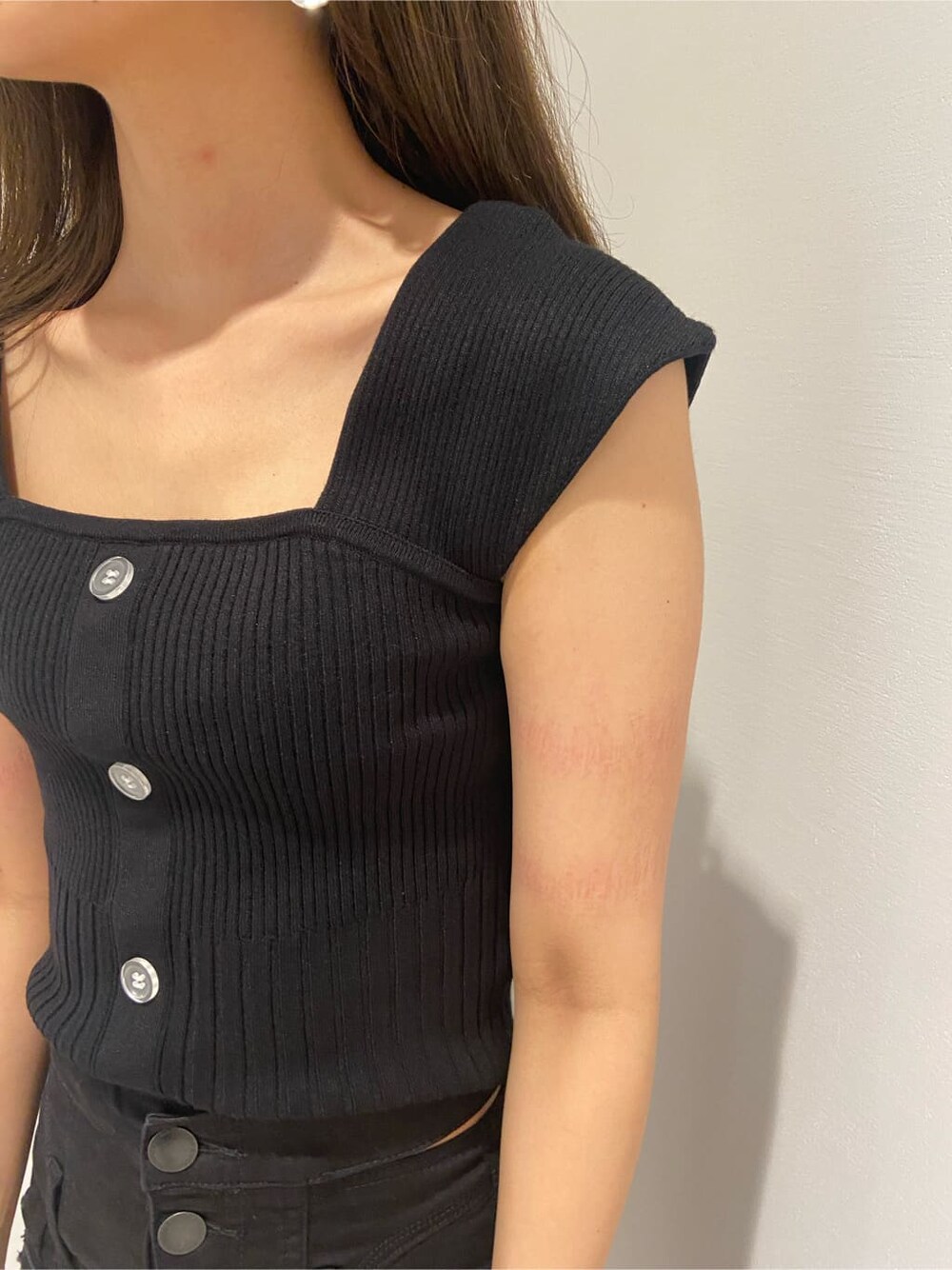 ブラック系のサンダル、ブラック系のデニムパンツ、ブラック系のタンクトップを着用したレディースの夏コーディネートの6枚目の写真