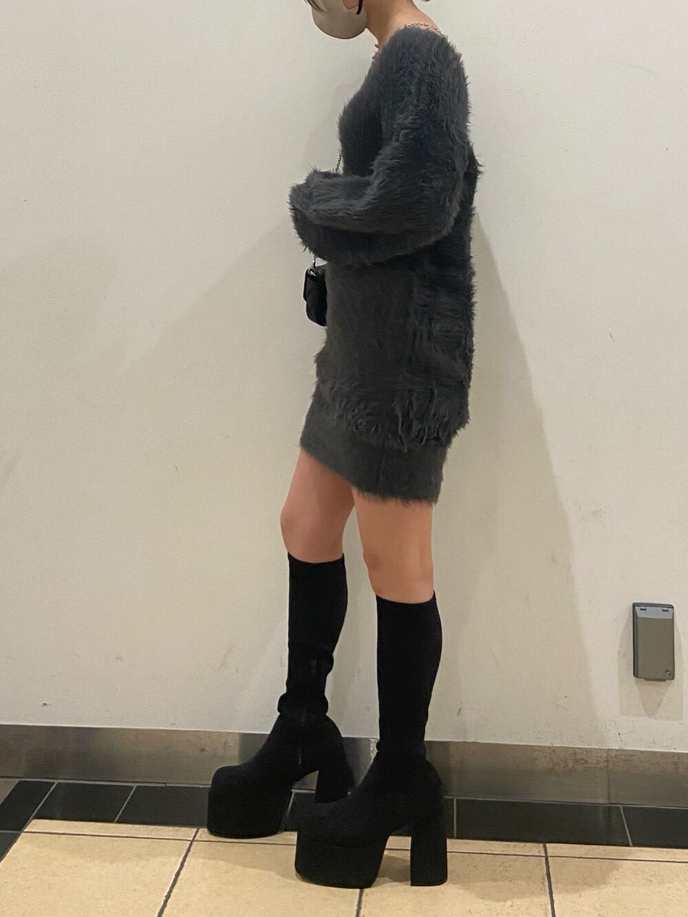 その他のブーツ、グレー系のワンピース、ブラック系のスマホケース/カバーを着用したレディースの冬コーディネートの2枚目の写真