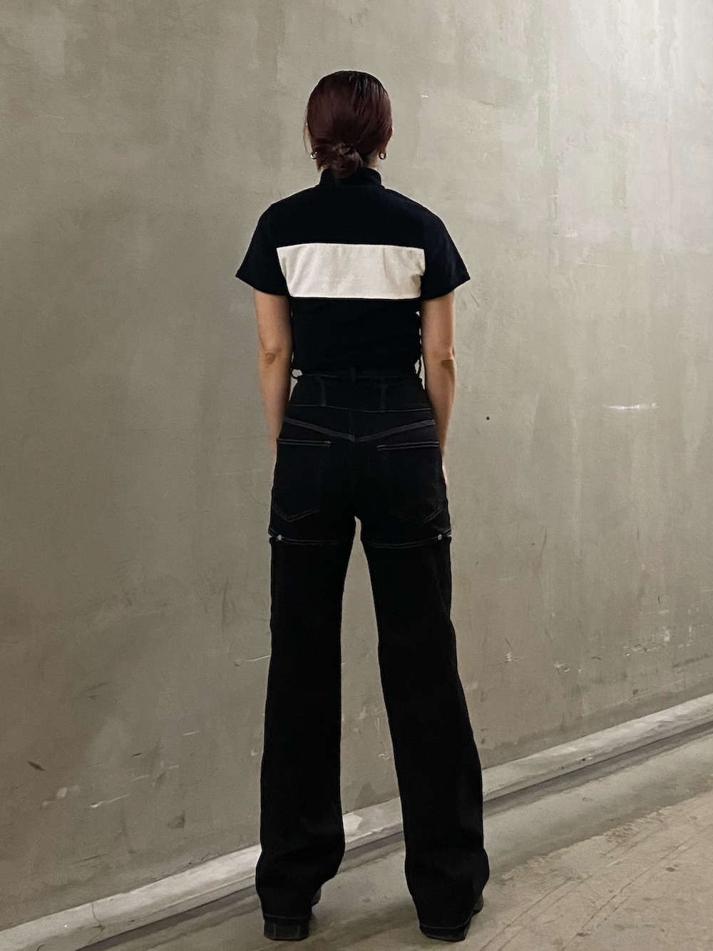 ブラック系のTシャツ/カットソー、ブラック系のデニムパンツ、ブラック系のブーツを着用したレディースの春コーディネートの2枚目の写真