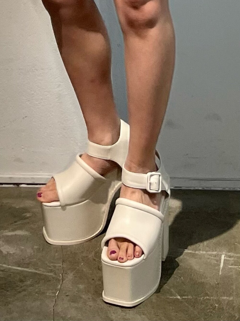 グレー系のワンピース、ホワイト系のサンダルを着用したレディースの春コーディネートの7枚目の写真