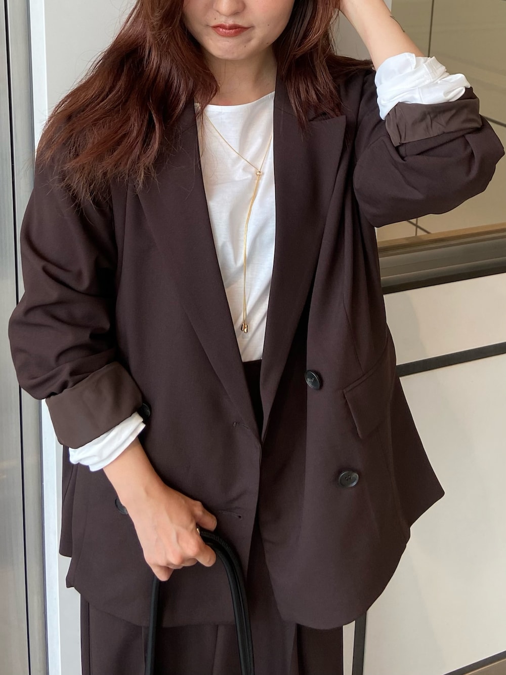 ホワイト系のTシャツ/カットソー、ブラック系のボストンバッグ、ブラウン系のその他パンツを着用したレディースの夏コーディネートの5枚目の写真