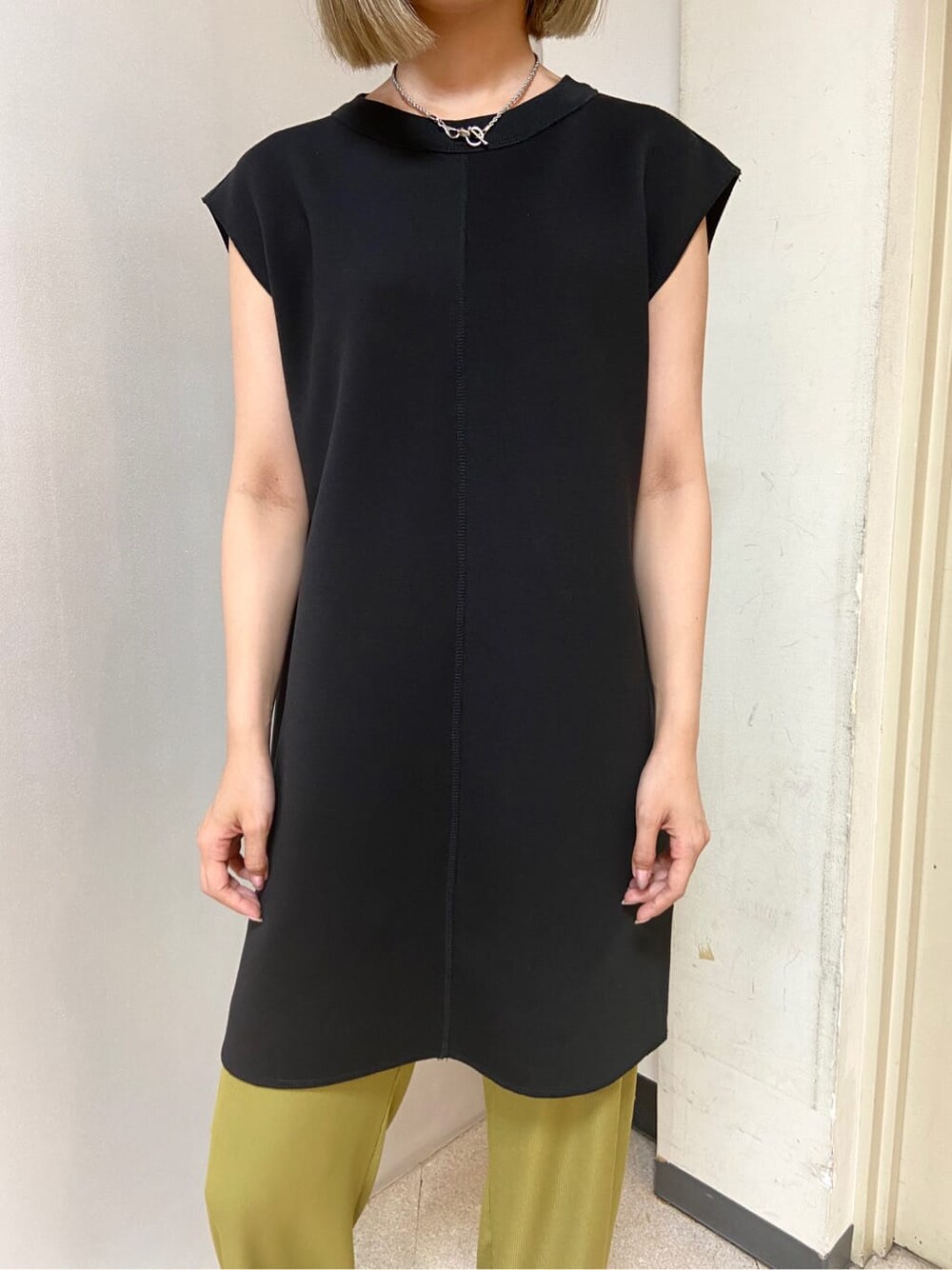 ブラック系のサンダル、ブラック系のワンピース、イエロー系のその他パンツを着用したレディースの夏コーディネートの5枚目の写真