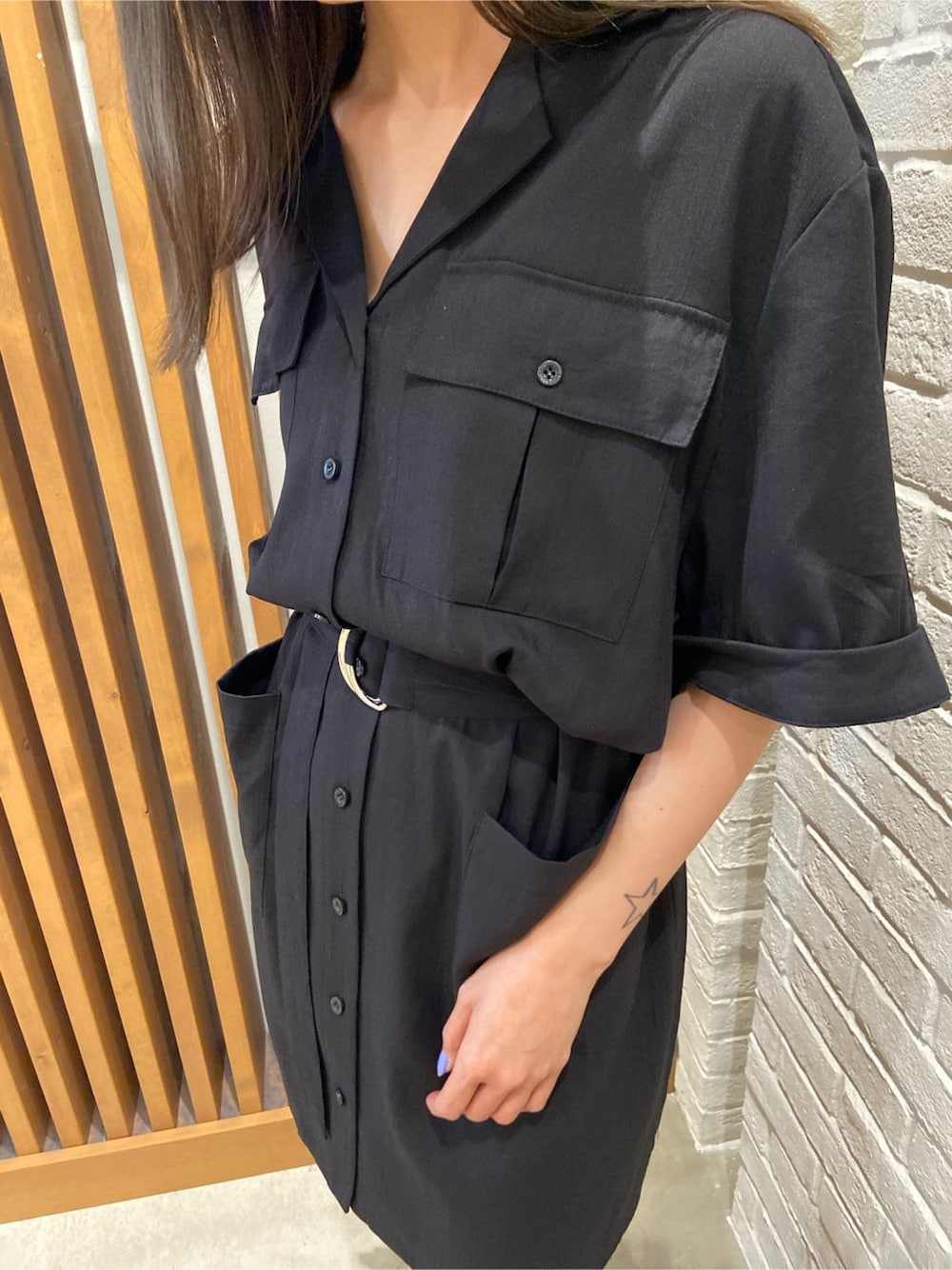 その他のハンドバッグ、ブラック系のワンピース、ブラック系のサンダルを着用したレディースの春コーディネートの5枚目の写真