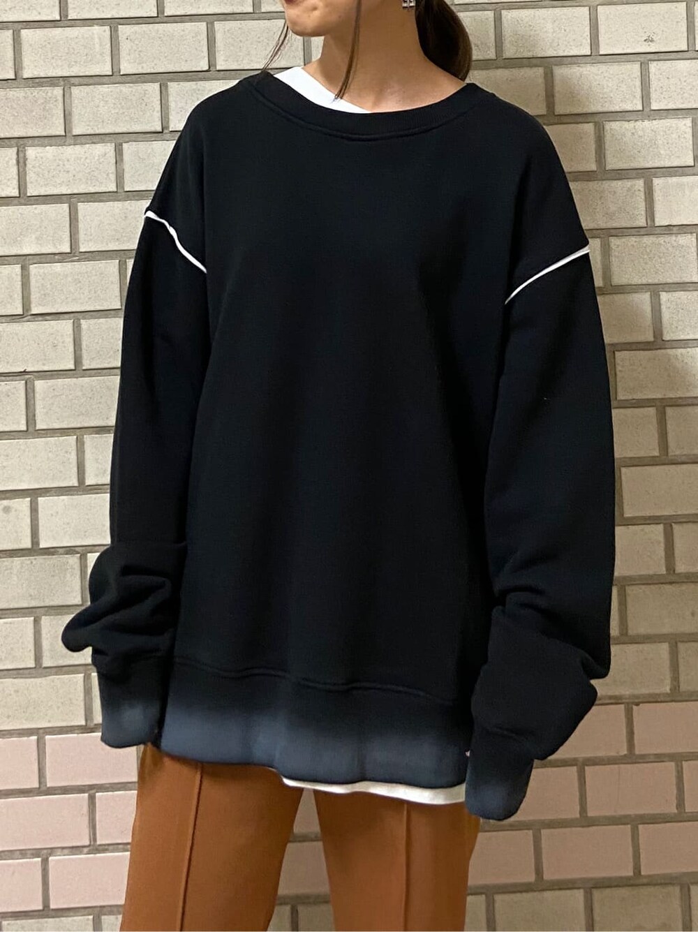 オレンジ系のその他パンツ、ブラック系のローファー、ブラック系のブルゾンを着用したレディースの秋コーディネートの5枚目の写真