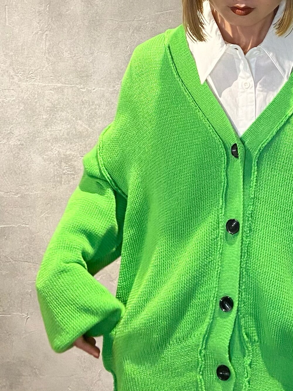 ホワイト系のシャツ/ブラウス、グリーン系のカーディガン/ボレロ、ブラック系のスカートを着用したレディースの冬コーディネートの5枚目の写真