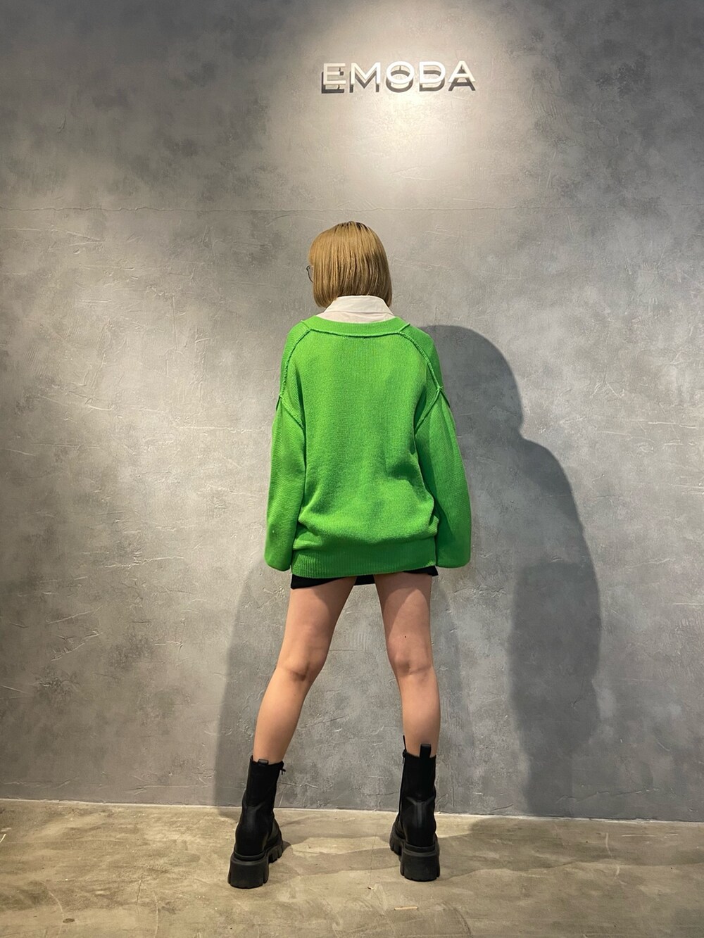 ホワイト系のシャツ/ブラウス、グリーン系のカーディガン/ボレロ、ブラック系のスカートを着用したレディースの冬コーディネートの3枚目の写真