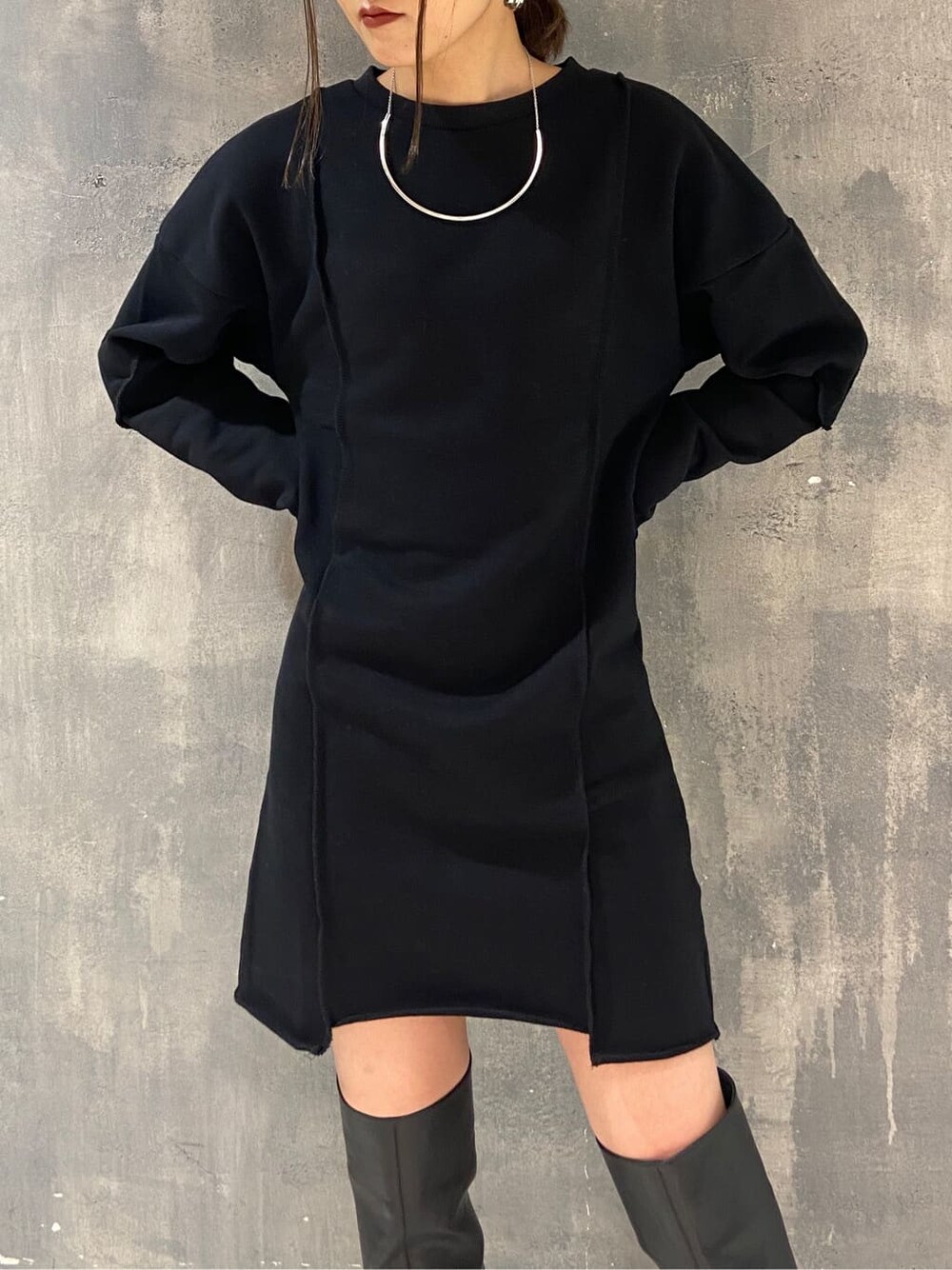 ブラック系のワンピース、ブラック系のブーツ、グリーン系のボディバッグ/ウエストポーチを着用したレディースの秋コーディネートの2枚目の写真