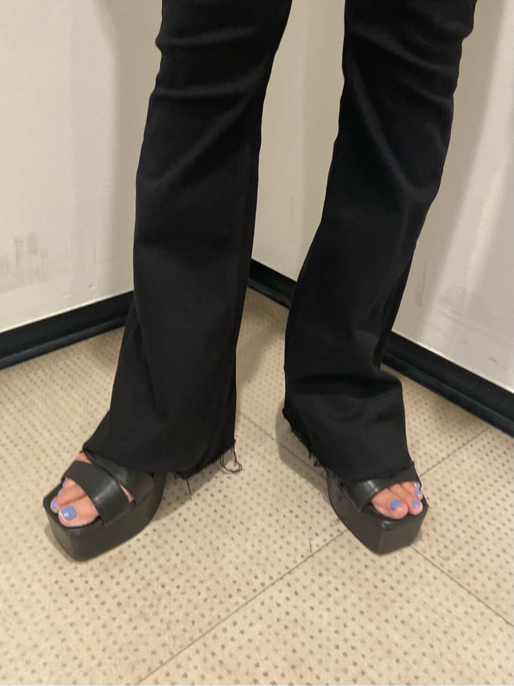 ブラック系のサンダル、ブラック系のデニムパンツ、ブルー系のシャツ/ブラウスを着用したレディースの夏コーディネートの7枚目の写真