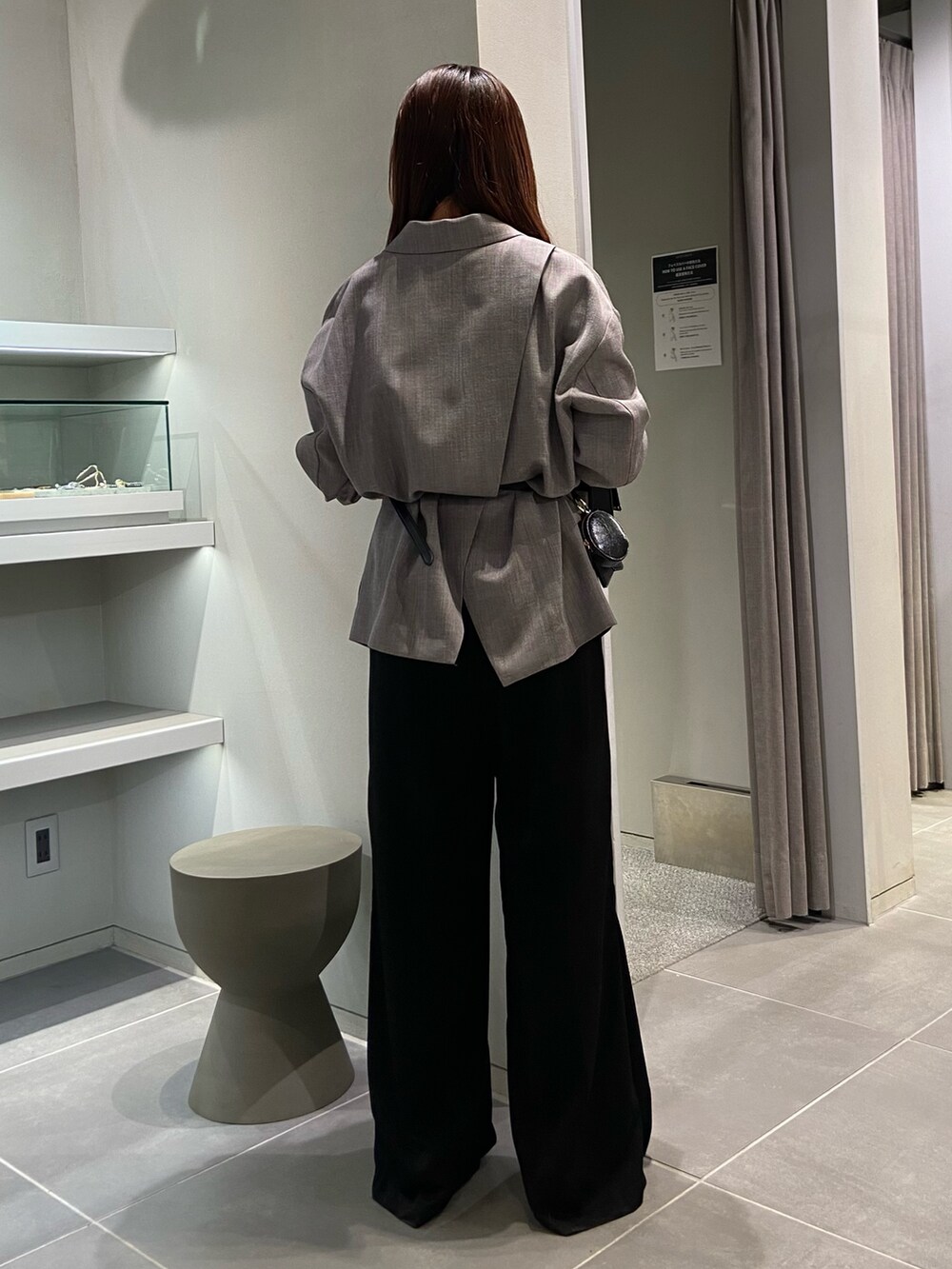 グレー系のテーラードジャケット、ブラック系のショルダーバッグ、ブラック系のその他パンツを着用したレディースの冬コーディネートの4枚目の写真