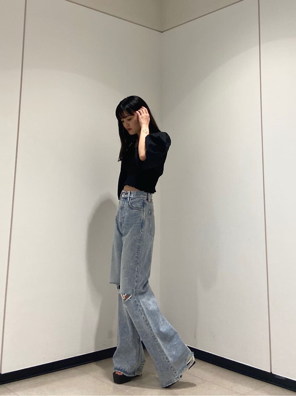 ブラック系のシャツ/ブラウス、ブラック系のサンダル、ブルー系のデニムパンツを着用したレディースの夏コーディネートの2枚目の写真