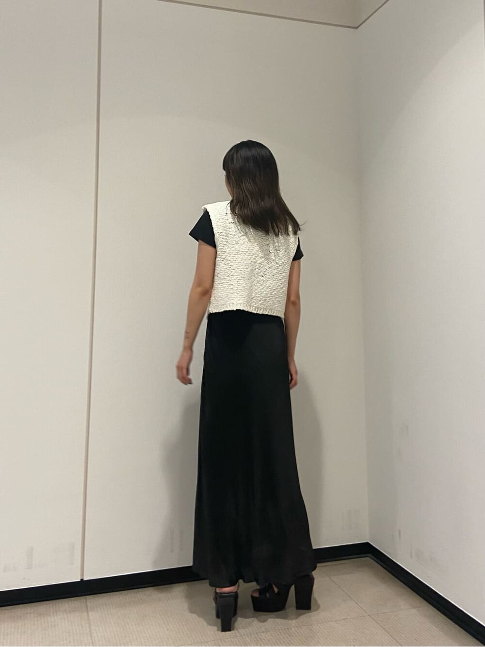 ブラック系のTシャツ/カットソー、ブラック系のサンダル、ブラック系のスカートを着用したレディースの夏コーディネートの3枚目の写真