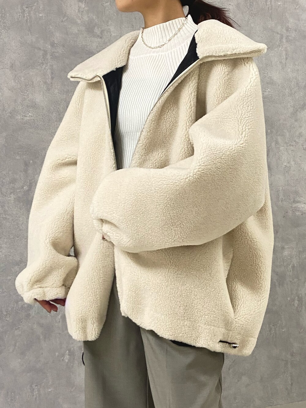 ホワイト系のその他アウター、ホワイト系のニット/セーター、グレー系のその他パンツを着用したレディースの秋コーディネートの7枚目の写真