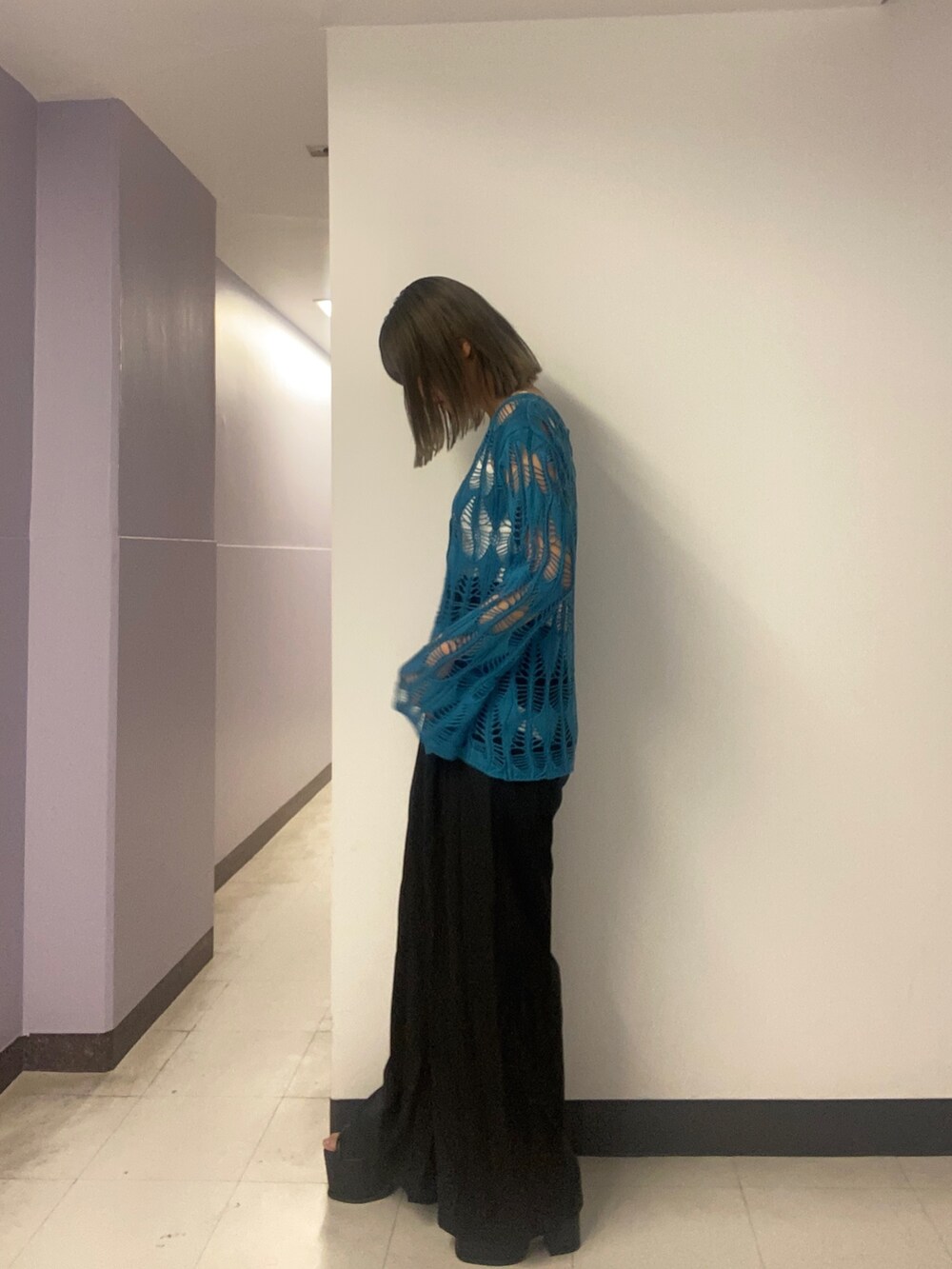 ブルー系のカーディガン/ボレロ、ホワイト系のニット/セーター、ブラック系のその他パンツを着用したレディースの春コーディネートの2枚目の写真