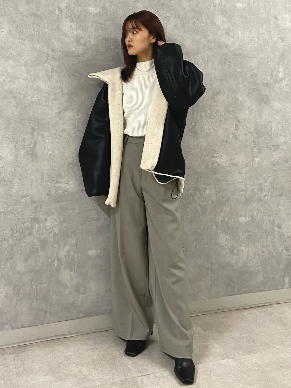 ホワイト系のその他アウター、ホワイト系のニット/セーター、グレー系のその他パンツを着用したレディースの秋コーディネートの2枚目の写真