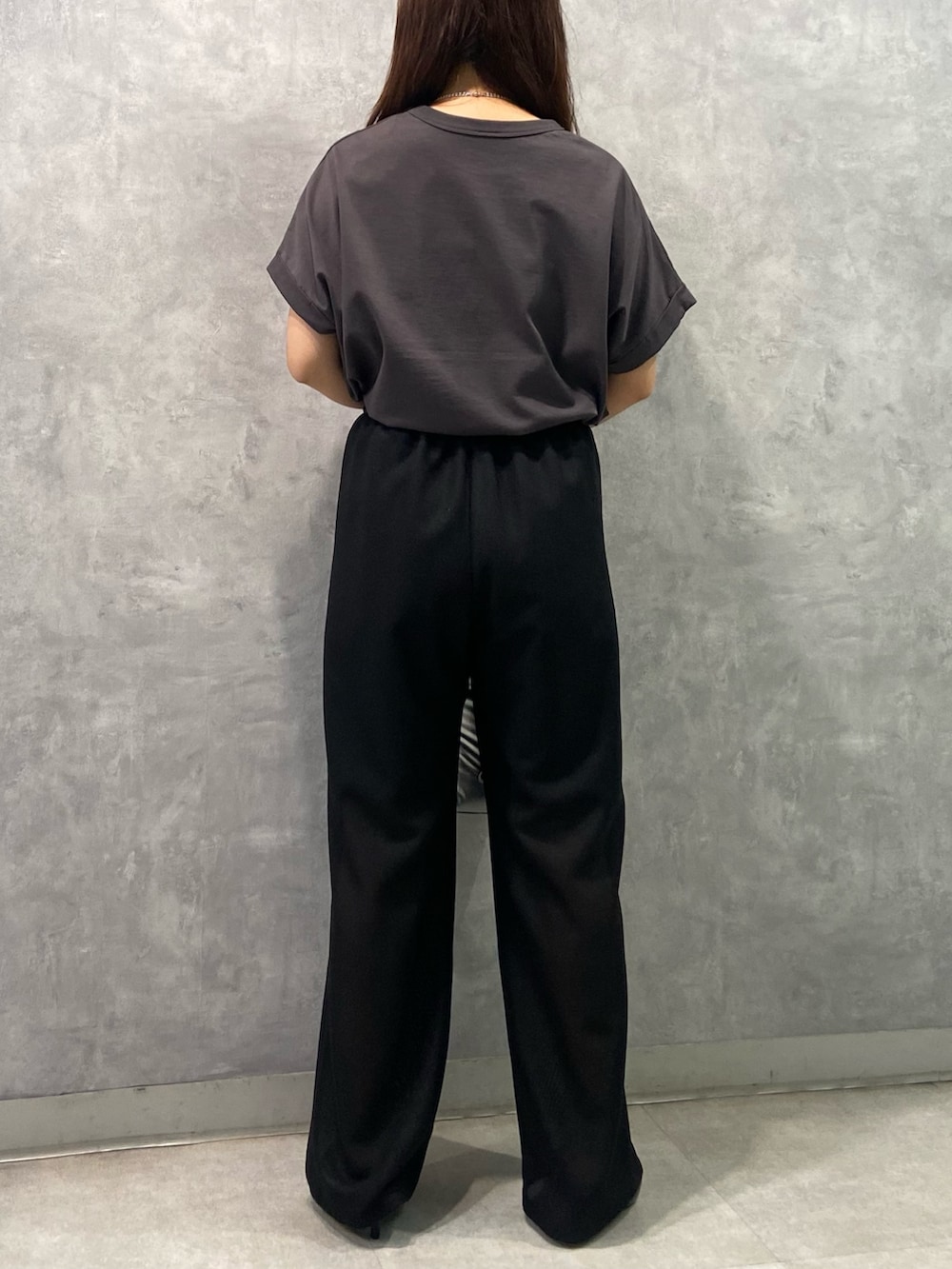 グレー系のTシャツ/カットソー、ブラック系のその他パンツ、ブラック系のパンプスを着用したレディースの春コーディネートの3枚目の写真