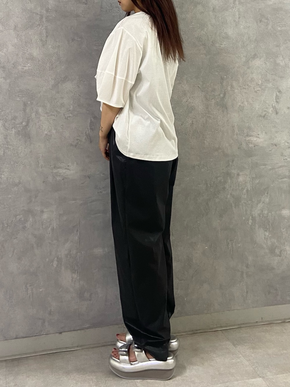 ブラック系のその他パンツ、シルバー系のサンダル、ホワイト系のTシャツ/カットソーを着用したレディースの夏コーディネートの2枚目の写真