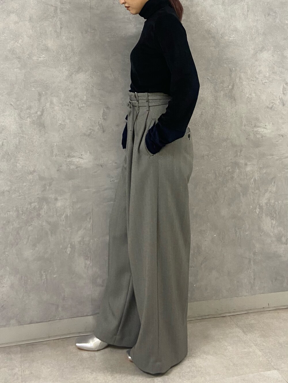 ブラック系のTシャツ/カットソー、ブラック系のその他パンツ、シルバー系のブーツを着用したレディースの秋コーディネートの2枚目の写真