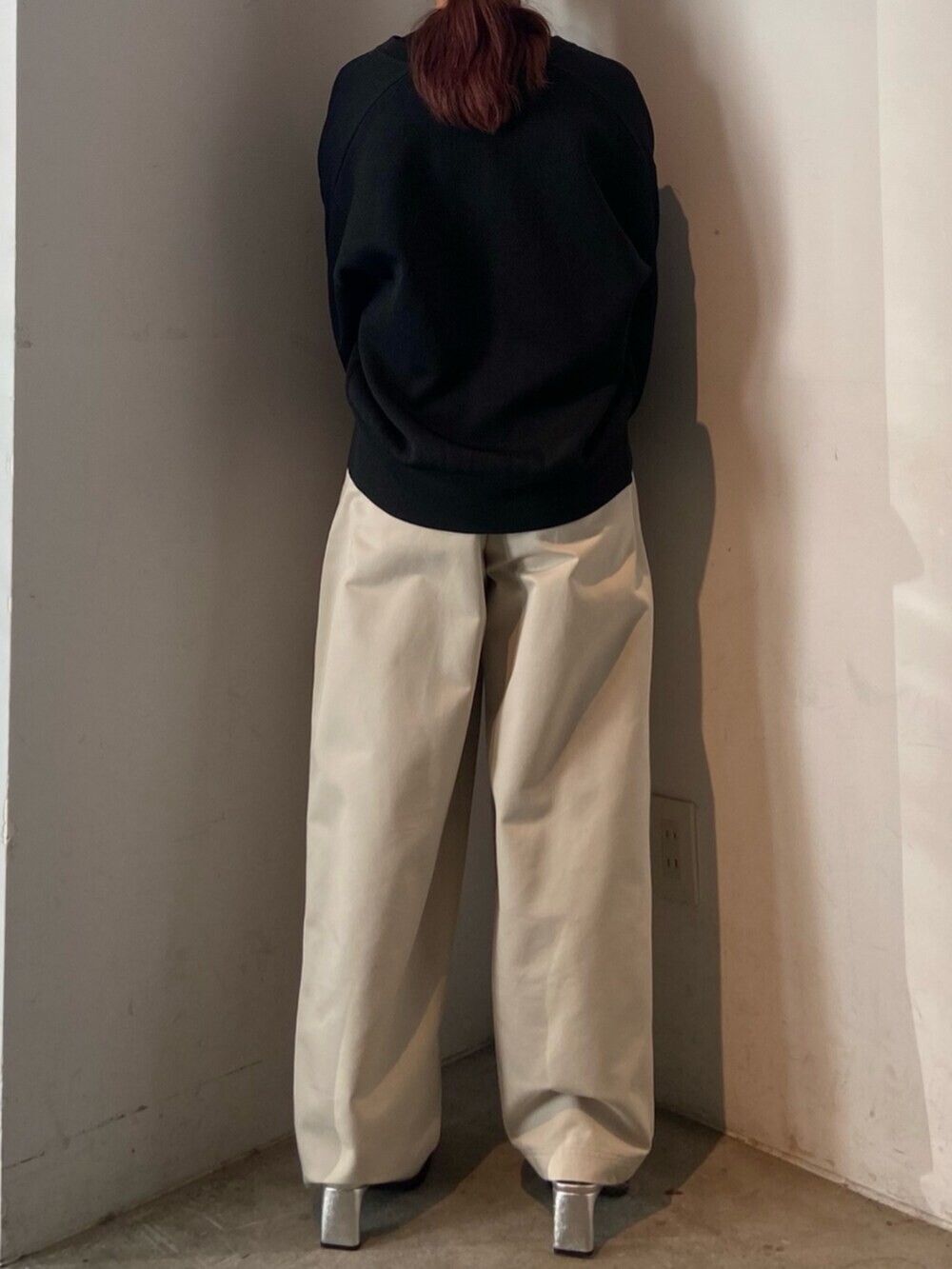 ブラック系のニット/セーター、シルバー系のサンダル、ブラック系のカーディガン/ボレロを着用したレディースの冬コーディネートの3枚目の写真