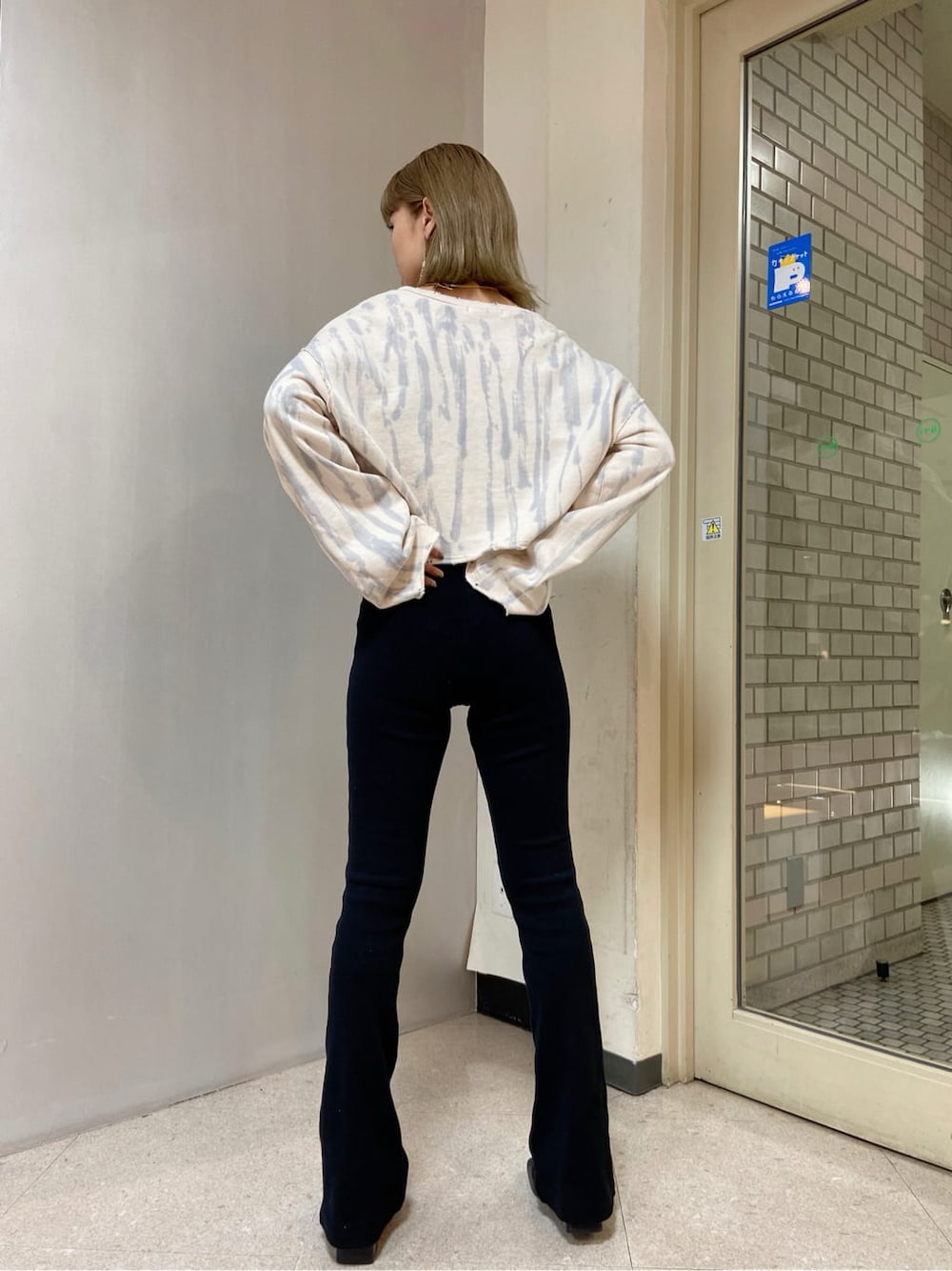 ブラック系のブーツ、ブラック系のその他パンツ、ホワイト系のTシャツ/カットソーを着用したレディースの秋コーディネートの4枚目の写真