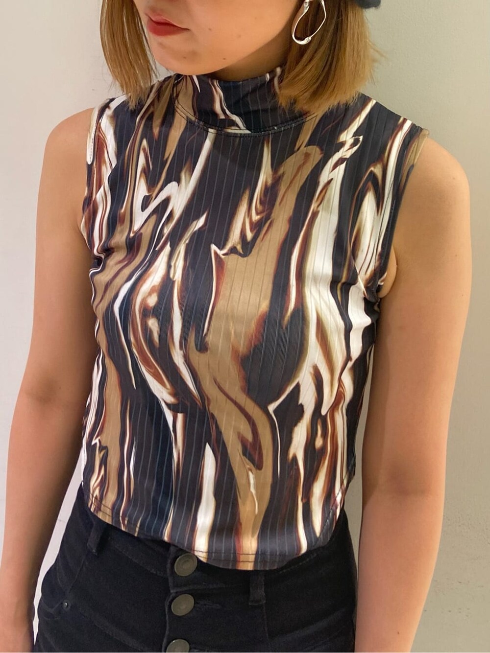 ブラック系のデニムパンツ、ブラック系のサンダル、その他のTシャツ/カットソーを着用したレディースの夏コーディネートの5枚目の写真