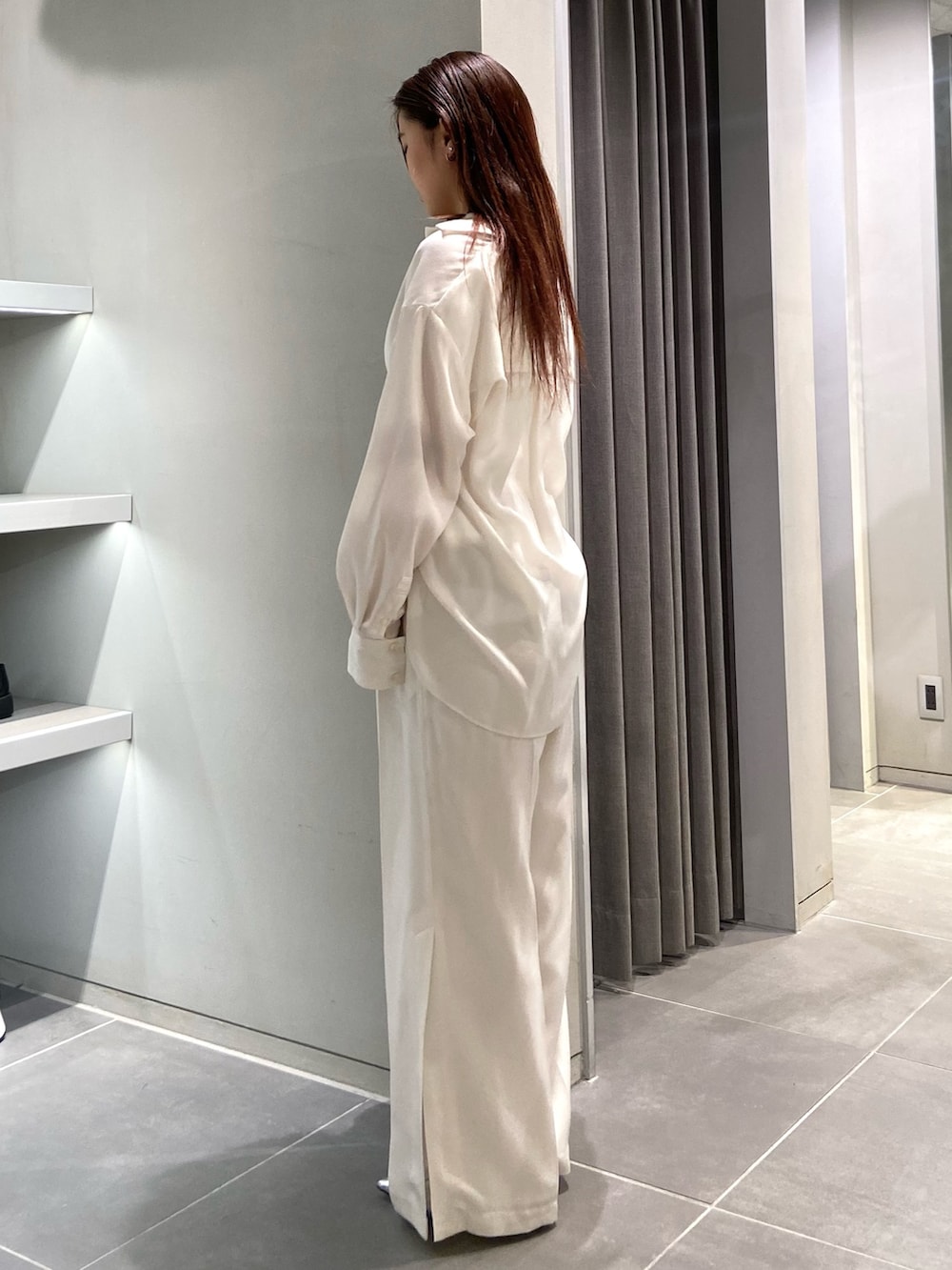 ホワイト系のシャツ/ブラウス、ホワイト系のキャミソール、ホワイト系のその他パンツを着用したレディースの春コーディネートの2枚目の写真