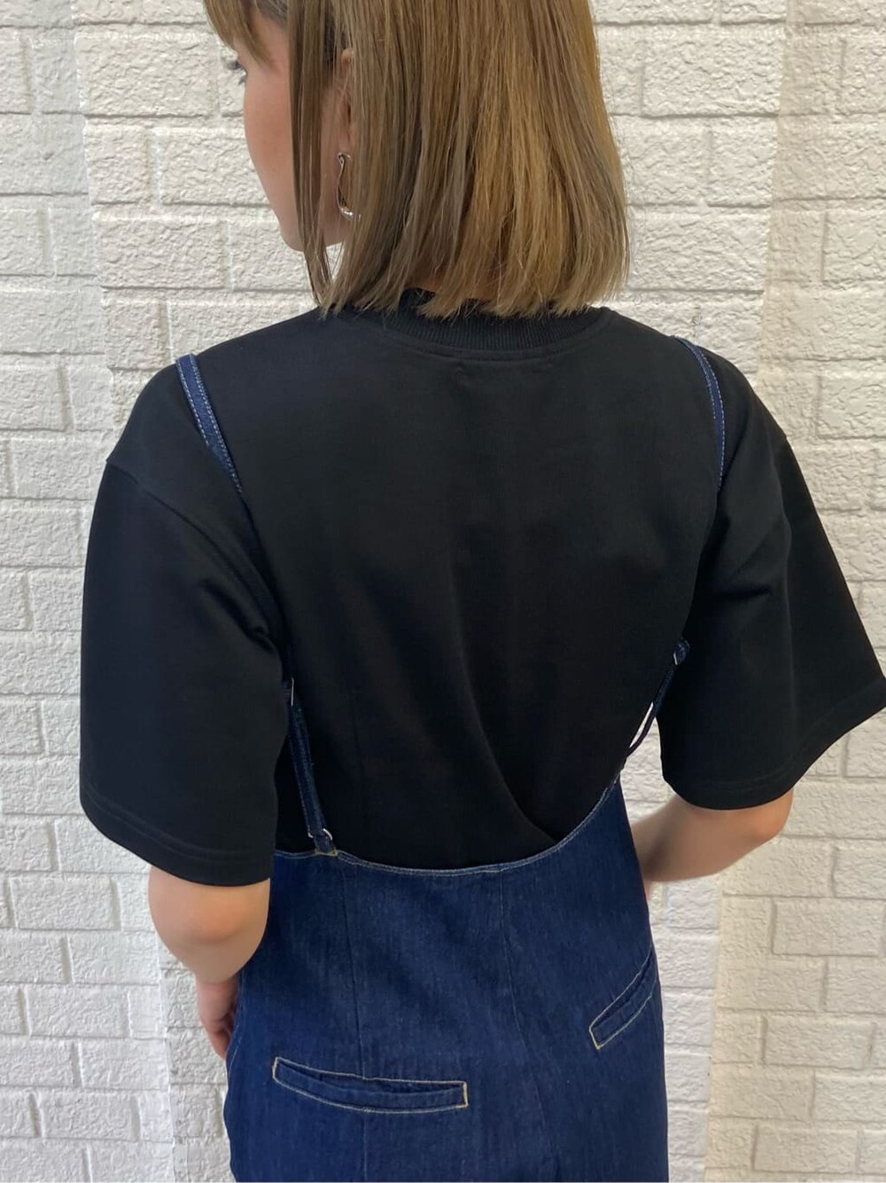 ブラック系のサンダル、ブルー系のサロペット/オーバーオール、ブラック系のTシャツ/カットソーを着用したレディースの夏コーディネートの5枚目の写真