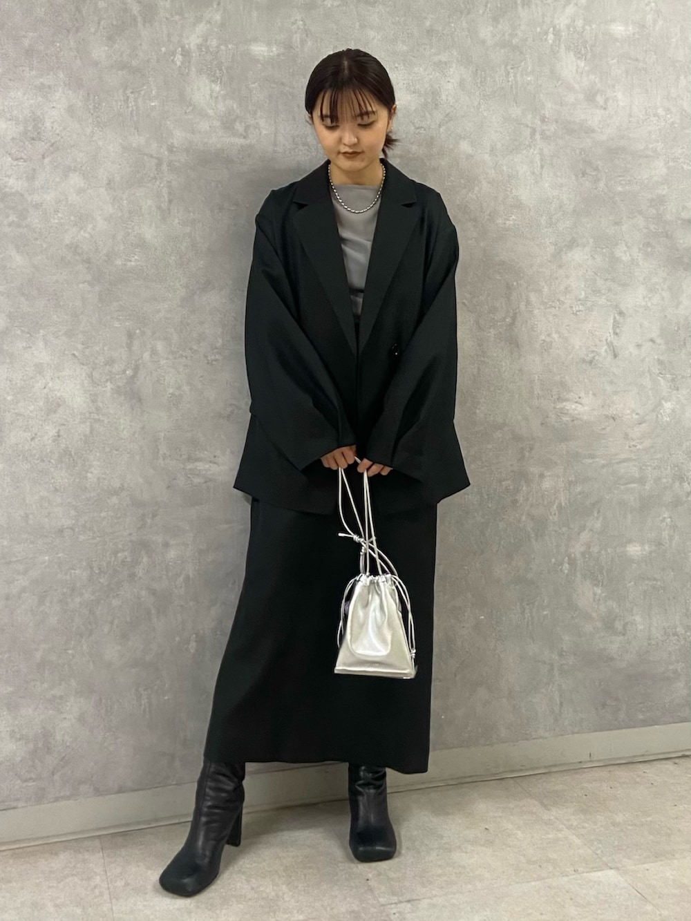 グレー系のTシャツ/カットソー、ブラック系のワンピース、シルバー系のショルダーバッグを着用したレディースの冬コーディネートの4枚目の写真