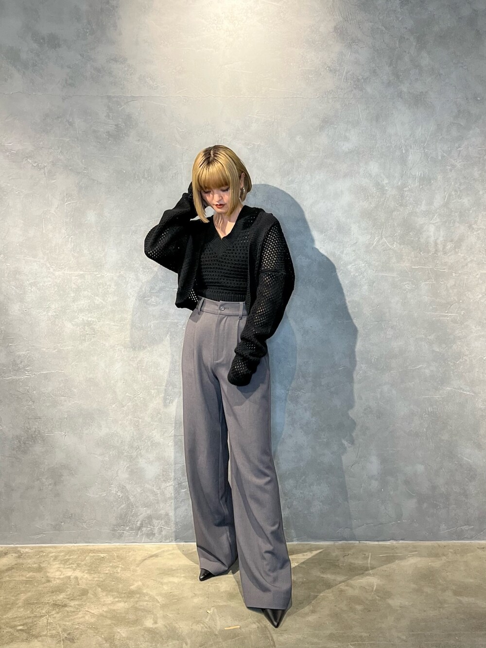 ブラック系のパンプス、グレー系のその他パンツ、ブラック系のニット/セーターを着用したレディースの春コーディネートの2枚目の写真