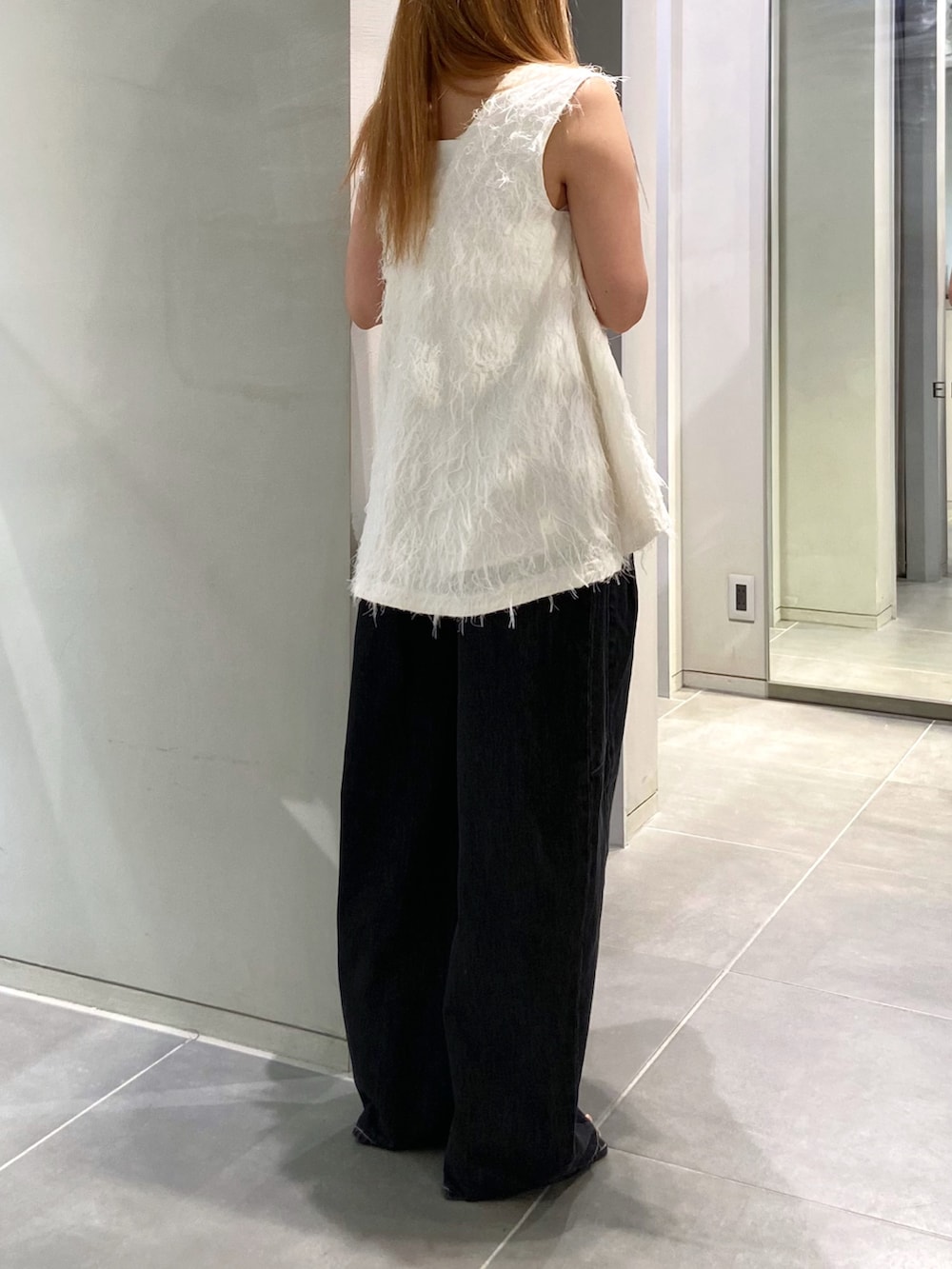 ホワイト系のシャツ/ブラウス、ブラック系のデニムパンツ、ブラック系のサンダルを着用したレディースの夏コーディネートの2枚目の写真